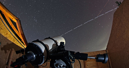 Trạm vũ trụ quốc tế và tàu con thoi Discovery băng qua trước kính viễn vọng của đài quan sát