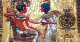 Mặt sau ngai vàng của Tutankhamun