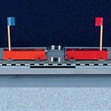 Đẩy hai chiếc xe có khối lượng bằng nhau bằng một chiếc lò xo