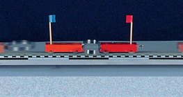 Đẩy hai chiếc xe có khối lượng bằng nhau bằng một chiếc lò xo