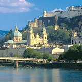 Cảnh quan thành phố Salzburg với lâu đài Hohensalzburg trong nền
