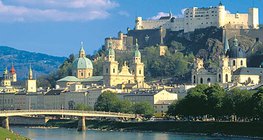 Cảnh quan thành phố Salzburg với lâu đài Hohensalzburg trong nền