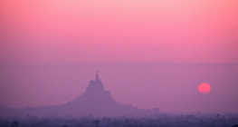 Lâu đài Monteagudo vào lúc hoàng hôn