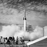 Tên lửa đầu tiên được phóng từ Cape Canaveral: Bội thu-8