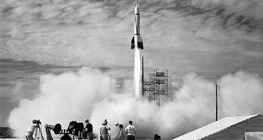 Tên lửa đầu tiên được phóng từ Cape Canaveral: Bội thu-8