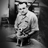 Sergei Korolev, người sáng lập chương trình không gian của Liên Xô, với một chú chó đã trở về từ một chuyến bay tên lửa thử nghiệm (1954)