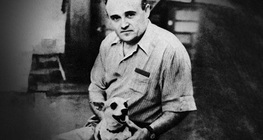 Sergei Korolev, người sáng lập chương trình không gian của Liên Xô, với một chú chó đã trở về từ một chuyến bay tên lửa thử nghiệm (1954)