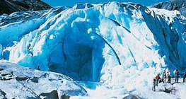 Dòng sông băng chảy ra từ lối vào hang động sông băng