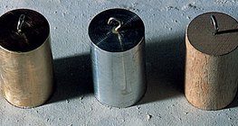 Đồng, nhôm và gỗ đều có mật độ khác nhau.