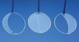 Cho thấy các phân tử của chất lỏng bị hút vào nhau