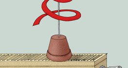 Con rắn giấy đặt trên lò sưởi