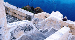 Cầu thang trên đảo Santorini