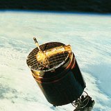 Một vệ tinh quay quanh Trái đất