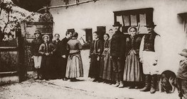 Béla Bartók thu thập các bài hát dân gian bằng máy ghi âm ở Transylvania