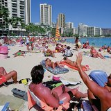 Tắm nắng trên bãi biển