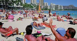 Tắm nắng trên bãi biển