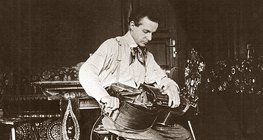 Béla Bartók chơi hurdy-gurdy