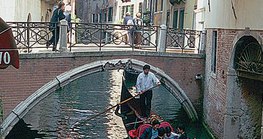 Gondola vận chuyển ở Venice