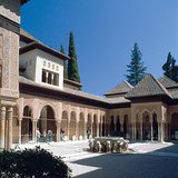Kiệt tác kiến ​​trúc Moorish: Tòa án của những chú sư tử ở Alhambra, Granada, Tây Ban Nha