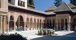 Kiệt tác kiến ​​trúc Moorish: Tòa án của những chú sư tử ở Alhambra, Granada, Tây Ban Nha