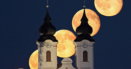 Nhiều lần tiếp xúc với trăng tròn