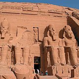 Lối vào của ngôi đền đá Ramesses II (Abu Simbel, Ai Cập, khoảng năm 1300 trước Công nguyên)