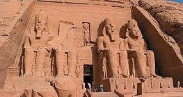 Lối vào của ngôi đền đá Ramesses II (Abu Simbel, Ai Cập, khoảng năm 1300 trước Công nguyên)