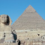 Nhân sư (Ai Cập, khoảng 2500 trước Công nguyên), với Kim tự tháp Khafre ở phía sau