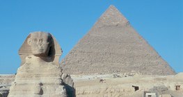 Nhân sư (Ai Cập, khoảng 2500 trước Công nguyên), với Kim tự tháp Khafre ở phía sau