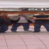 Phản chiếu từ một tấm gương méo mó