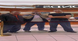 Phản chiếu từ một tấm gương méo mó