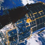 Kính thiên văn vũ trụ Hubble với Trái đất ở hậu cảnh