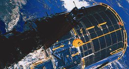 Kính thiên văn vũ trụ Hubble với Trái đất ở hậu cảnh