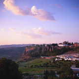 Ronda, một thị trấn nhỏ được xây dựng trên rìa của một vách đá