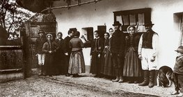 Béla Bartók thu thập các bài hát dân gian bằng máy ghi âm ở Transylvania (1907)