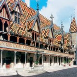 Một bệnh viện trang trí công phu (Gothic)