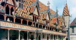 Một bệnh viện trang trí công phu (Gothic)