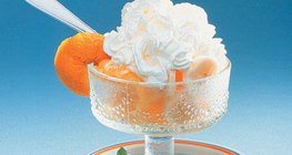 Chén trái cây với kem