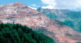 Mỏ quặng gang lộ thiên trên dãy Alps