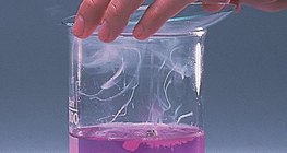 Phản ứng kali với nước có chứa phenolphthalein