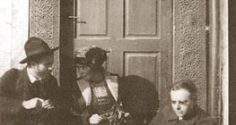 Zoltán Kodály cùng vợ và Béla Bartók ở Transylvania nơi họ ghi lại những giai điệu dân gian truyền thống (1912)