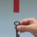 Sắt có thể được từ hóa bởi từ trường của nam châm.