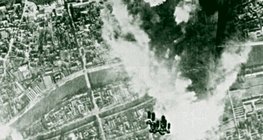 Ném bom thảm (ảnh trên không)