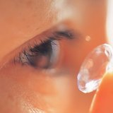 Đưa vào một ống kính liên lạc