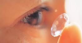 Đưa vào một ống kính liên lạc