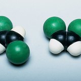 Mô hình lấp đầy không gian của phân tử trans- và cis-1,2-dichloroethene