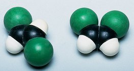 Mô hình lấp đầy không gian của phân tử trans- và cis-1,2-dichloroethene