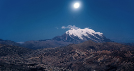 La Paz với dãy Andes dưới ánh trăng