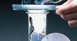 Đốt cháy magiê trong carbon dioxide