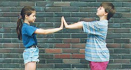 Có những lực tác động lên chúng và kết quả là chúng bắt đầu di chuyển